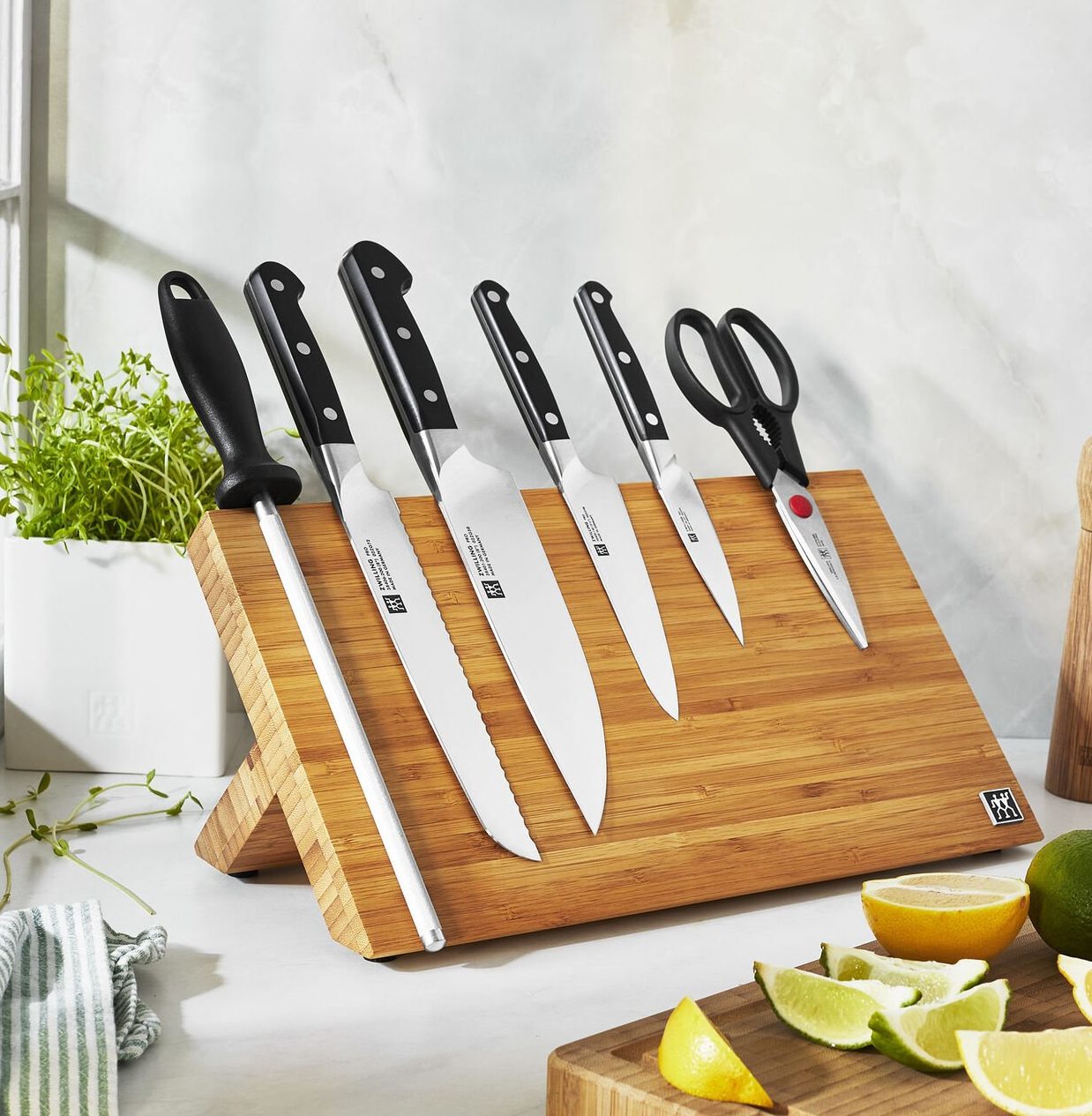 7 piece knife set with bamboo easel